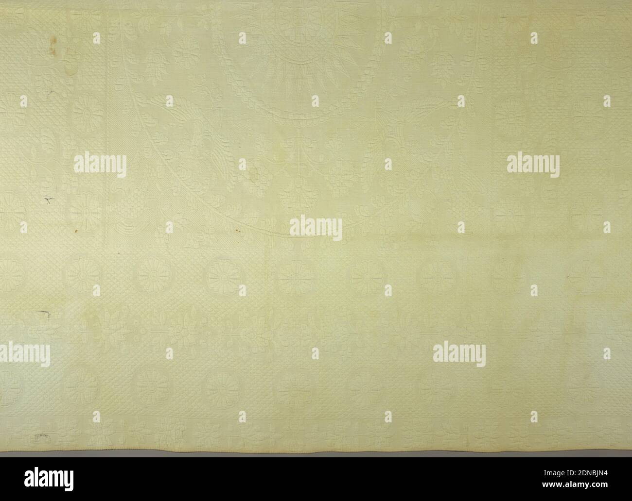 Bettbezug, Medium: Baumwolle Technik: Maschine gesteppt, Weiß gesteppt Bettbezug in einem Allover Rosette-Design. In der Mitte ein großes kreisförmiges Muster einer ausgestrahlten Sonne. An vier Punkten rund um den Kreis sind vier amerikanische Adler mit Schilden und Pfeilen., USA, ca. 1850, Stickereien & Nähte, Bettbezug Stockfoto