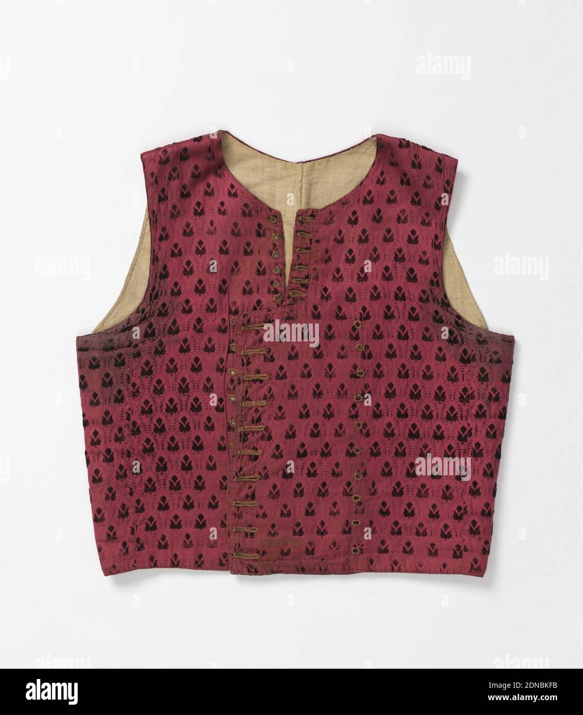 Waistcoat, Medium: silk, cotton, linen Technique: cut supplementary warp pile on satin ground (velvet), Short waistcoat in reddish-pink satin with small, dark green cut velvet repeating buds in a heart-shaped framework. Printed cotton facing to fronts in multi-colored stripes and white lotus shapes. Undyed linen for lining and back. Hand-finished button holes., England, late 18th–early 19th century, costume & accessories, Waistcoat Stockfoto