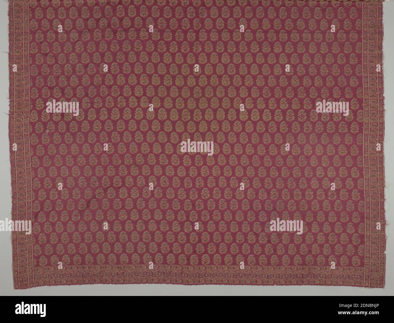 Textil, Medium: Seide Technik: Brokat, Rote Seide quadratisch Brokat in einem Allover-Muster von stilisierten Blättern in gelb und dunkelgrün. Streifen in den Grenzen., Sumatra, Indonesien, 19. Jahrhundert, gewebte Textilien, Textil Stockfoto