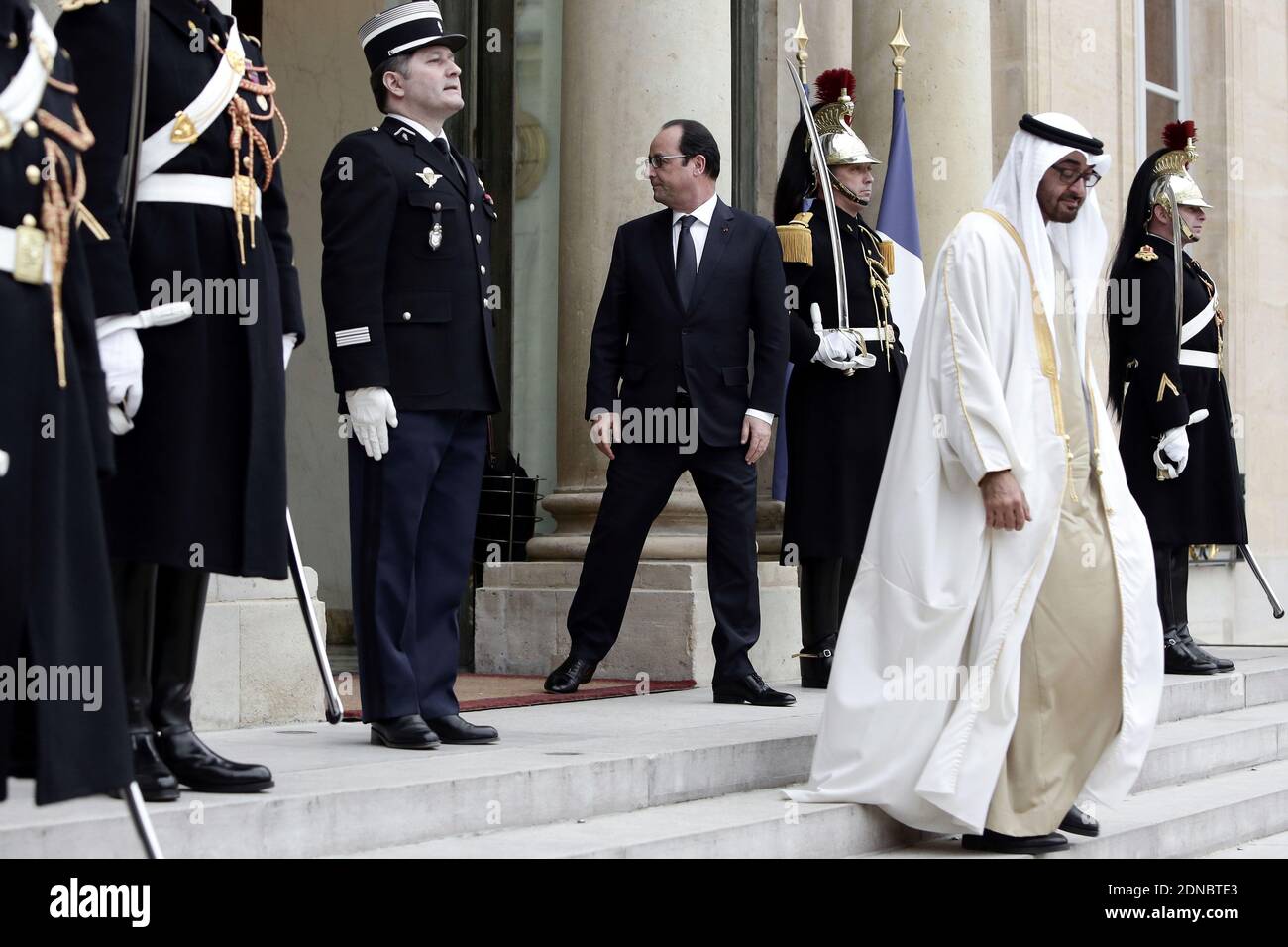 Der französische Präsident Francois Hollande begrüßt Scheich Mohammed bin Zayed al-Nahyan, den Kronprinzen von Abu Dhabi, vor einem Treffen im Präsidentenpalast Elysee in Paris am 10. februar 2015. Foto von Stephane Lemouton/ABACAPRESS.COM Stockfoto