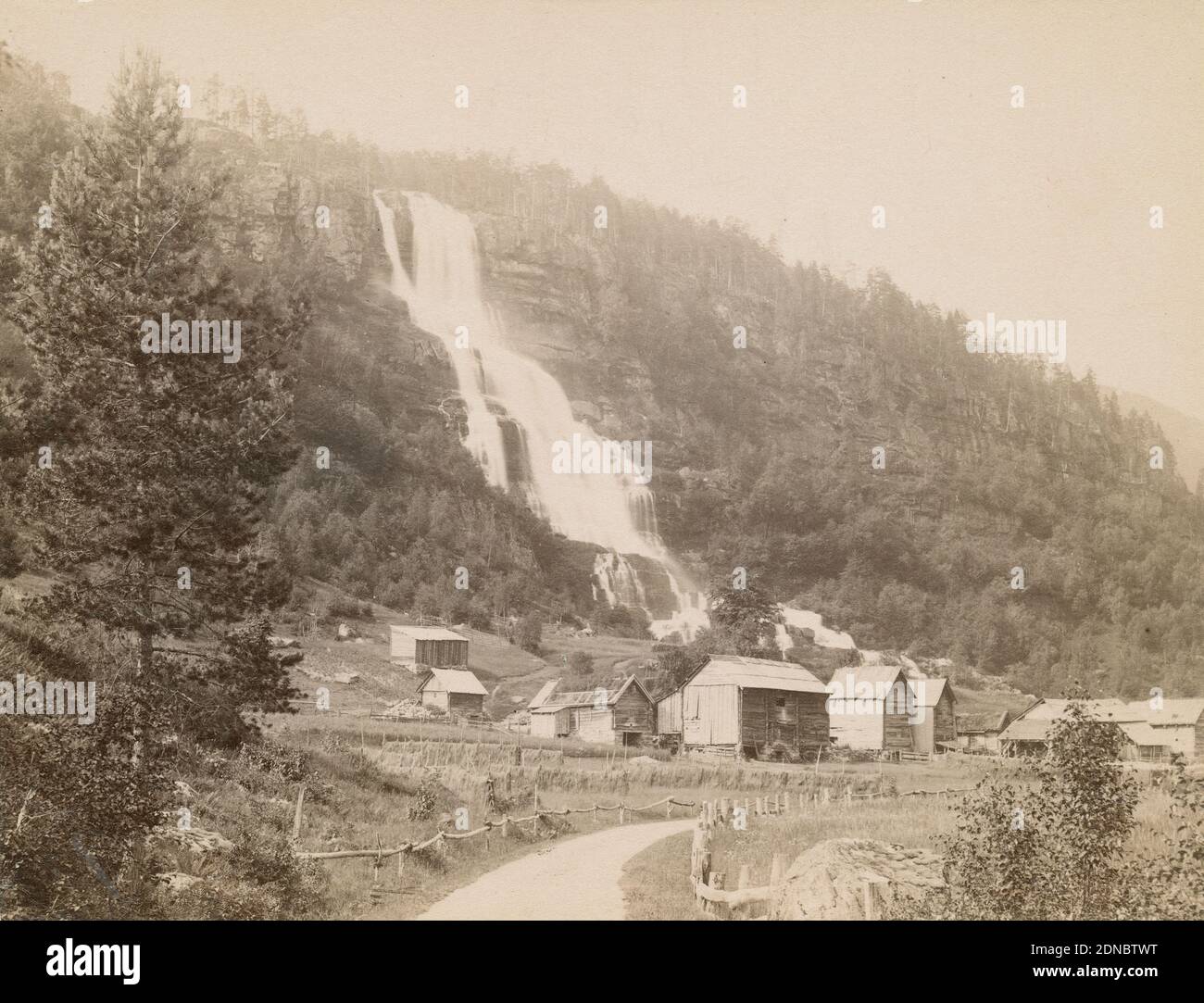 Antik Juli 1892 Foto, Wasserfall Tvindefossen in Voss Gemeinde, Vestland Grafschaft, Norwegen. QUELLE: ORIGINALFOTO Stockfoto