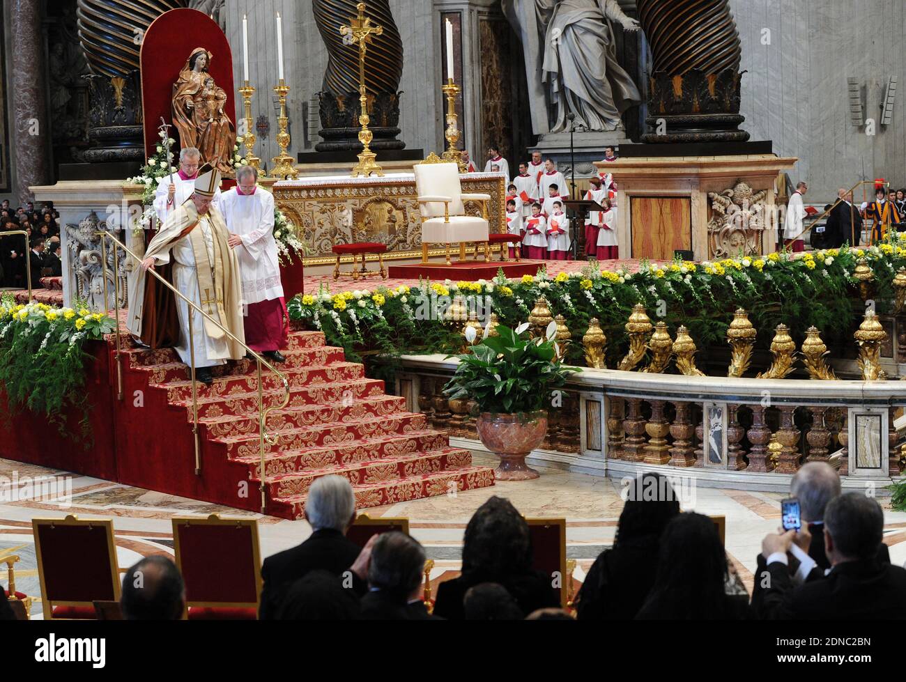 Papst Franziskus hat am 14. Februar 2015 bei einer Konsistorenzeremonie im Petersdom im Vatikan, Italien, 20 römisch-katholische Bischöfe und Erzbischöfe zum Kardinal erhoben. Fünfzehn der neuen Kardinäle sind unter 80 Jahre alt und als "Kardinalwähler" bekannt. Unter den an der Zeremonie im Petersdom des Vatikans teilnahmen, war der deutsche Papst Benedikt XVI. Im Ruhestand Foto von Eric Vandeville /ABACAPRESS.COM Stockfoto