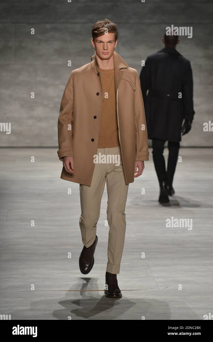 Ein Model läuft am 12. Februar 2015 auf der Todd Snyder Show während der Mercedes-Benz Fashion Week Herbst 2015 im Theater im Lincoln Center in New York City, NY, USA. Foto von Richard Davis/ABACAPRESS.COM Stockfoto