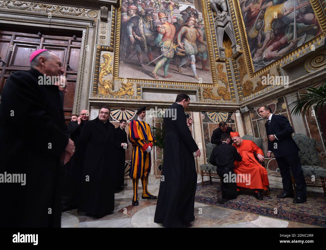 Der neu ernannte Kardinal, der italienische Erzbischof Luigi De Magistris, nimmt an den Höflichkeitsbesuchen im Apostolischen Palast Teil am 14. Februar 2015 hat Papst Franziskus im Vatikan 20 römisch-katholische Bischöfe und Erzbischöfe bei einer Konsistoralzeremonie im Petersdom in der Vatikanstadt zum Kardinal erhoben. Vatikan, Italien, am 14. Februar 2015. Fünfzehn der neuen Kardinäle sind unter 80 Jahre alt und als "Kardinalwähler" bekannt. Unter den an der Zeremonie im Petersdom des Vatikans teilnahmen, war der deutsche Papst Benedikt XVI. Im Ruhestand Foto von Eric Vandeville /ABACAPRESS.COM Stockfoto