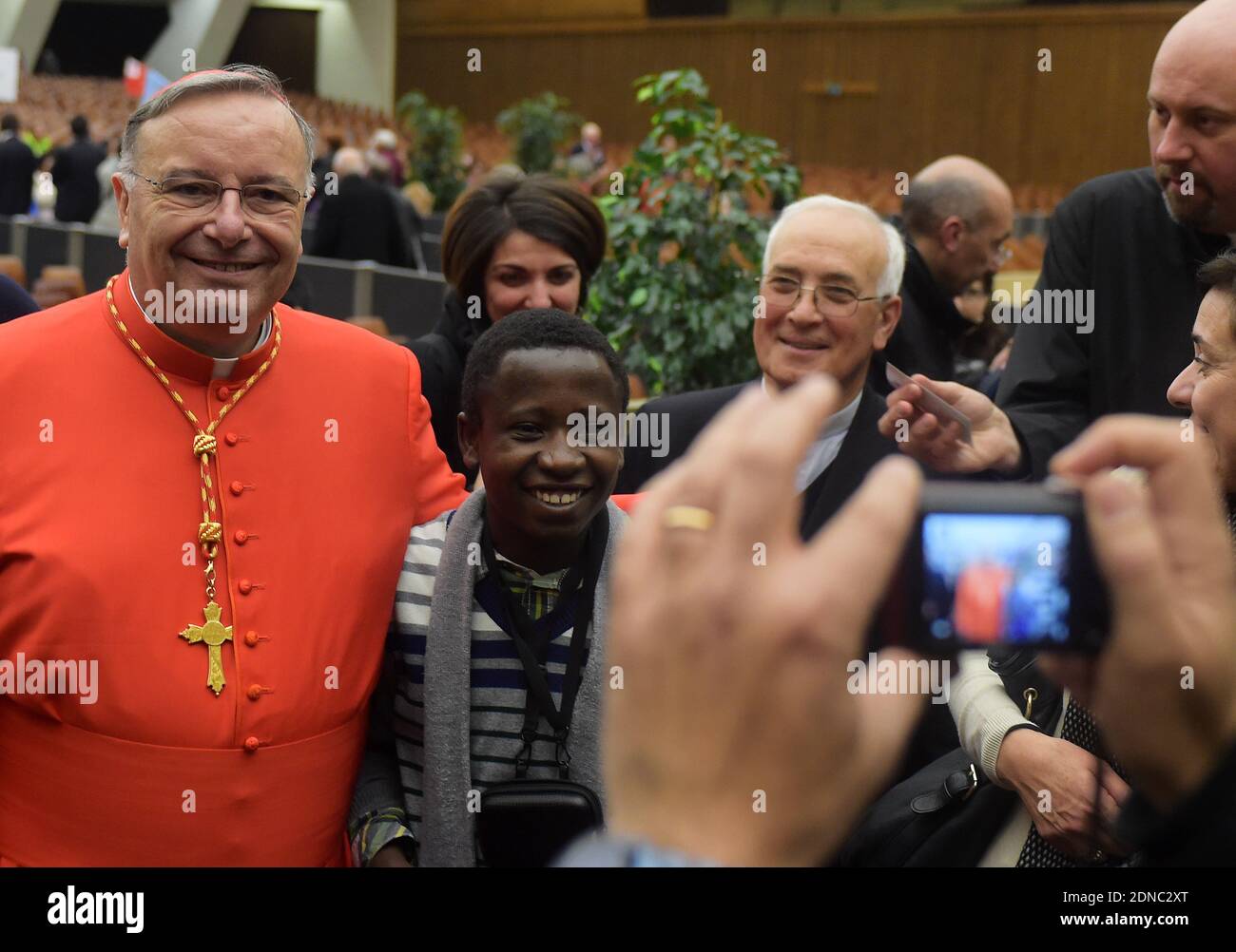 Papst Franziskus ernannte Francesco Montenegro am 14. Februar 2015 im Vatikan in Italien zum neuen Kardinal. Papst Franziskus hat am 14. Februar 2015 bei einer Konsistorenzeremonie im Petersdom im Vatikan, Italien, 20 römisch-katholische Bischöfe und Erzbischöfe zum Kardinal erhoben. Fünfzehn der neuen Kardinäle sind unter 80 Jahre alt und als "Kardinalwähler" bekannt. Unter den an der Zeremonie im Petersdom des Vatikans teilnahmen, war der deutsche Papst Benedikt XVI. Im Ruhestand Foto von Eric Vandeville /ABACAPRESS.COM Stockfoto