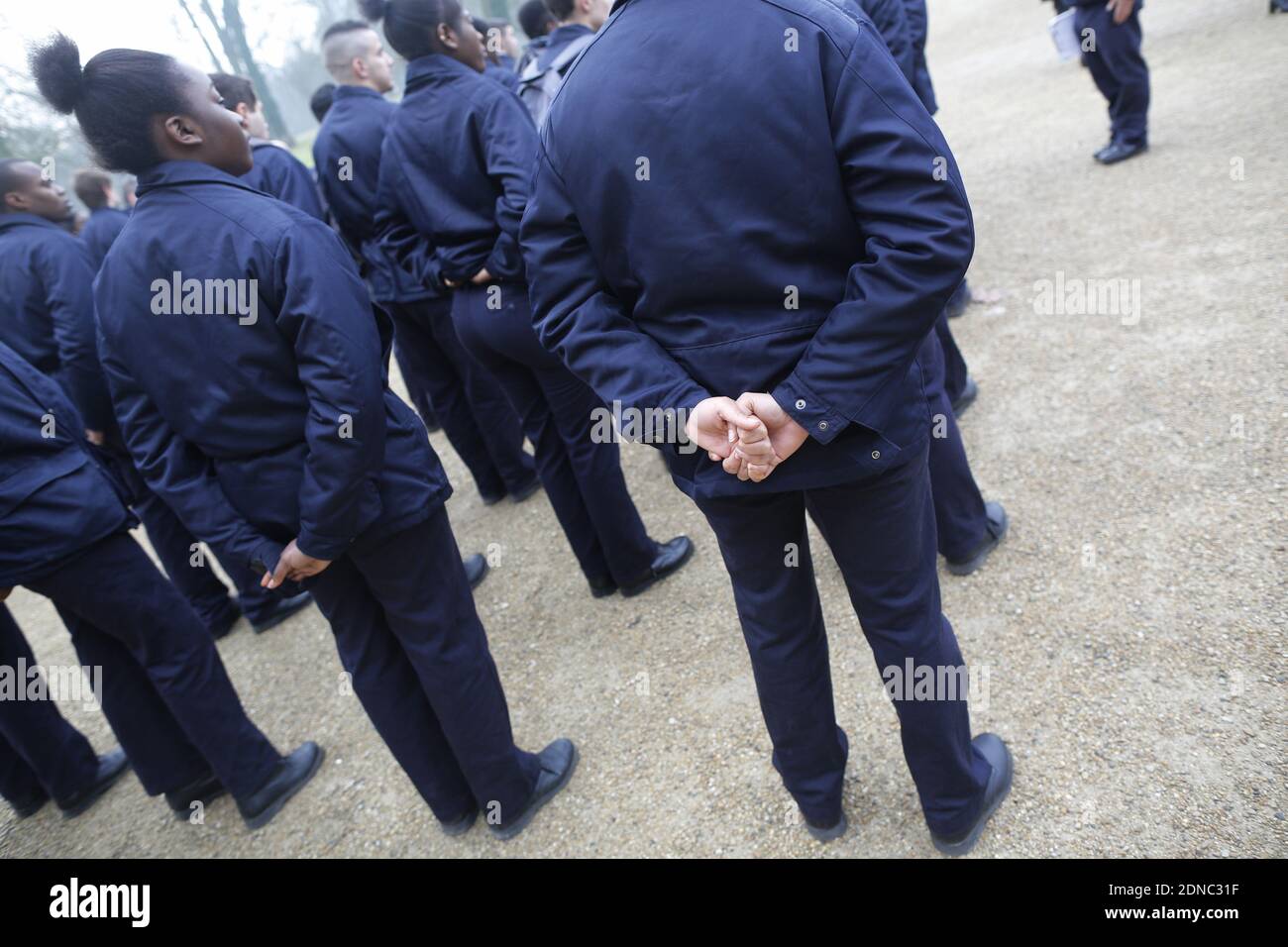 Studenten des örtlichen EPIDE-Zentrums warten auf die Ankunft des französischen Präsidenten Francois Hollande am 16. Februar 2015 in Montry bei Paris. EPIDE (Etablissement Public d'Insertion de la Defense) hat die Aufgabe, jungen Menschen zu helfen, ihre sozialen und beruflichen Projekte erfolgreich zu machen. Hollande kündigte heute die Schaffung von 315 zusätzlichen Orten an, um die soziale Integration der Jugend zu erleichtern. Fotopool von Denis Allard/ABACAPRESS.COM Stockfoto