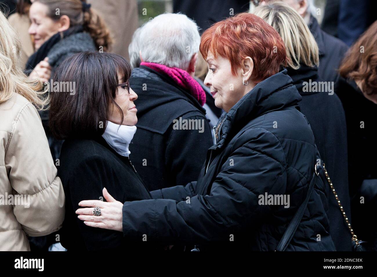 Fabienne Thibeault und Danielle Evenou bei der Trauerfeier von Corinne Le Poulain in der Kirche Saint-Roch in Paris, Frankreich am 16. Februar 2015. Foto von Audrey Poree/ ABACAPRESS.COM Stockfoto