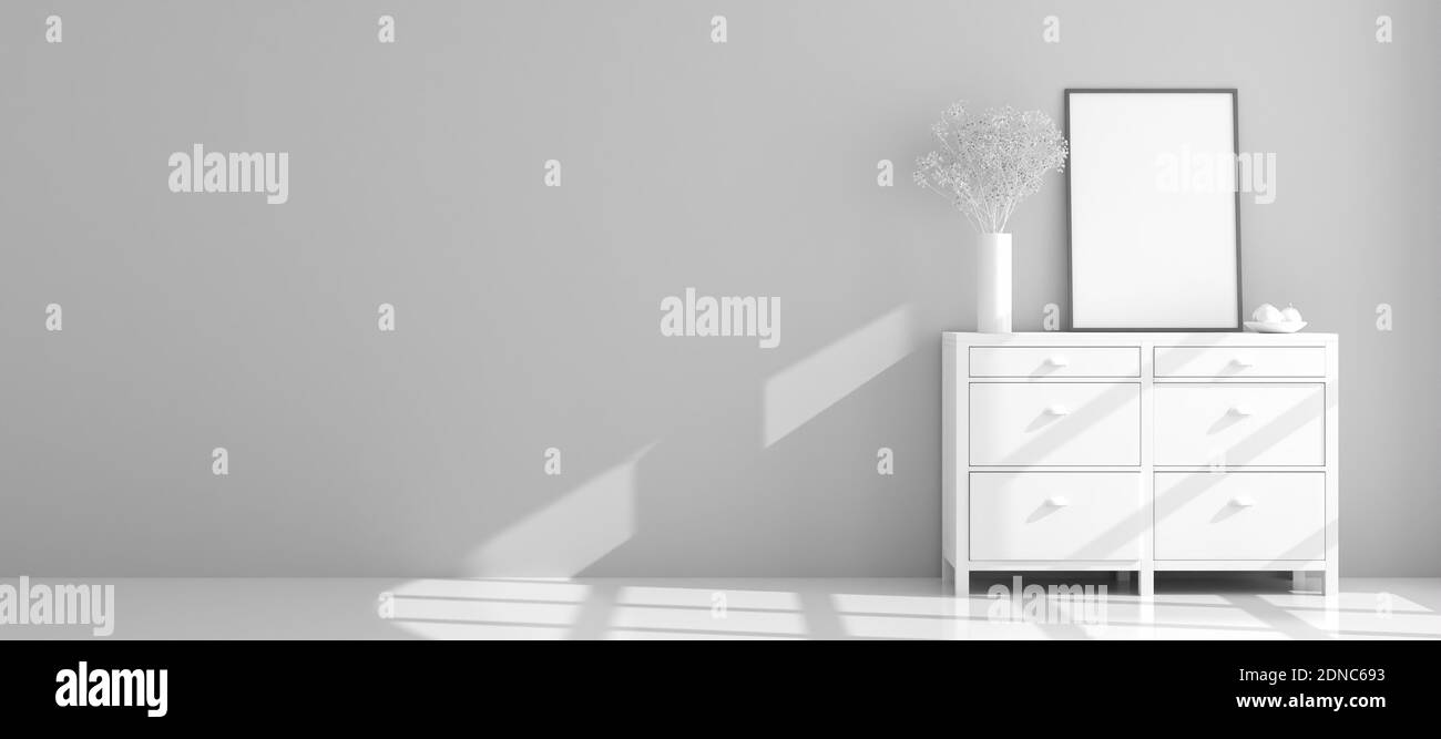 Leerer Bilderrahmen-Mockup auf einem Sideboard. Blumen und ein Teller mit Birnen oben. Künstliche monochromatische gebleichte Optik. Webbannergröße mit Kopie sp Stockfoto