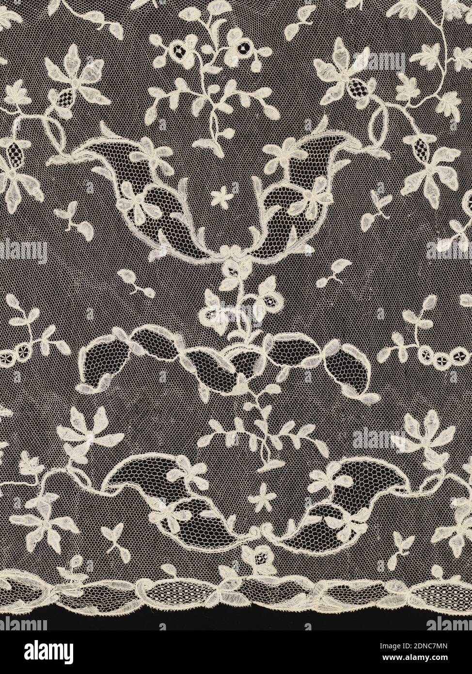 Cover oder Schleier, Medium: Leinentechnik: Klöppelspitze im Brüsseler Stil, Schleier aus Brüsseler Spitze mit droschelig geschliffenen und schlanken, geschwungenen Stielen mit Blättern und Blumen., Belgien, Anfang des 18. Jahrhunderts, Spitze, Schleier oder Deckel Stockfoto