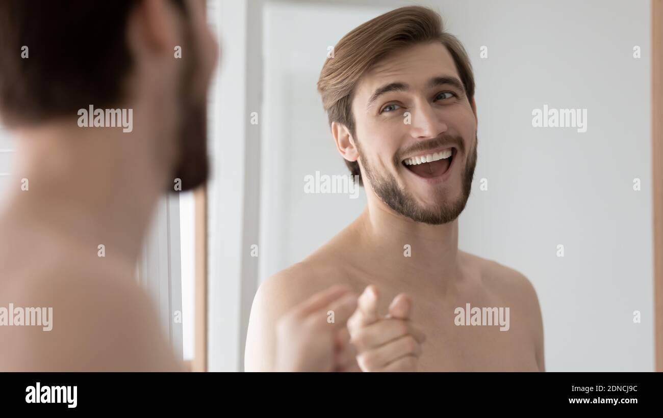 Überglücklich junge gut aussehende 30s Mann Einstellung positive Stimmung im Bad. Stockfoto