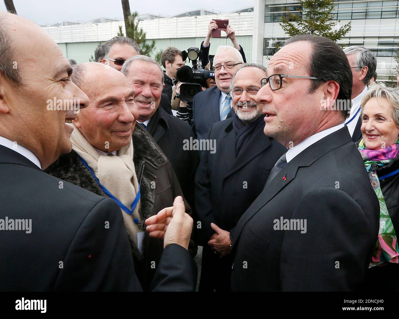 Der französische Präsident Francois Hollande und Verteidigungsminister Jean-Yves Le Drian, CEO von Dassault Aviation Eric Trappier, Serge Dassault, Chairman und CEO der Dassault Group, und sein Sohn, MP Olivier Dassault, besuchten am 4. März 2015 die Montagelinie des militärischen Jet-Kämpfers "Rafale" in der Fabrik des französischen Flugzeugherstellers Dassault Aviation in Merignac bei Bordeaux im Südwesten Frankreichs. Foto von Patrick Bernard/ABACAPRESS.COM Stockfoto