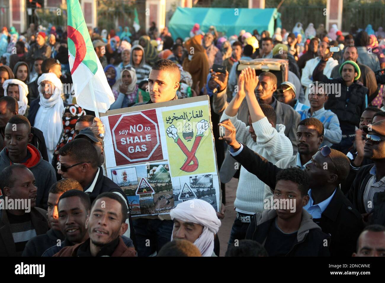 Die Einheimischen versammeln sich, um gegen die Förderung von Schiefergas in Ain-Salah, Zentralalgerien, zu protestieren, 8. märz 2015. Foto von Bilral Bensalem/ABACAPRESS.COM Stockfoto