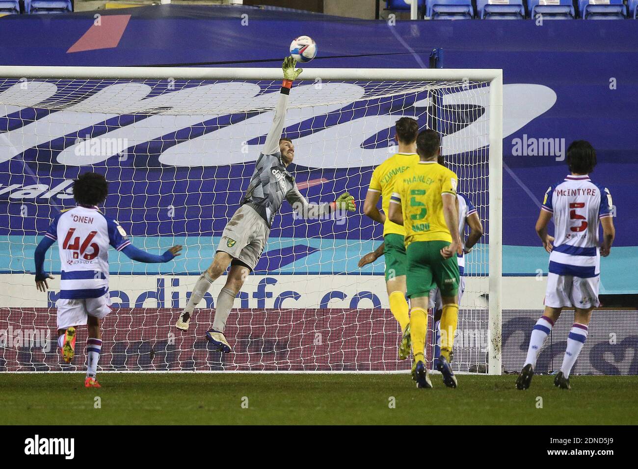 Reading, Großbritannien. Dezember 2020. Michael McGovern von Norwich macht eine Fingerspitze speichern von einem freien Kick spät im Spiel während der Sky Bet Championship Spiel im Madejski Stadium, Reading (Foto von Paul Chesterton/Focus Images/Sipa USA) 16/12/2020 Kredit: SIPA USA/Alamy Live News Stockfoto