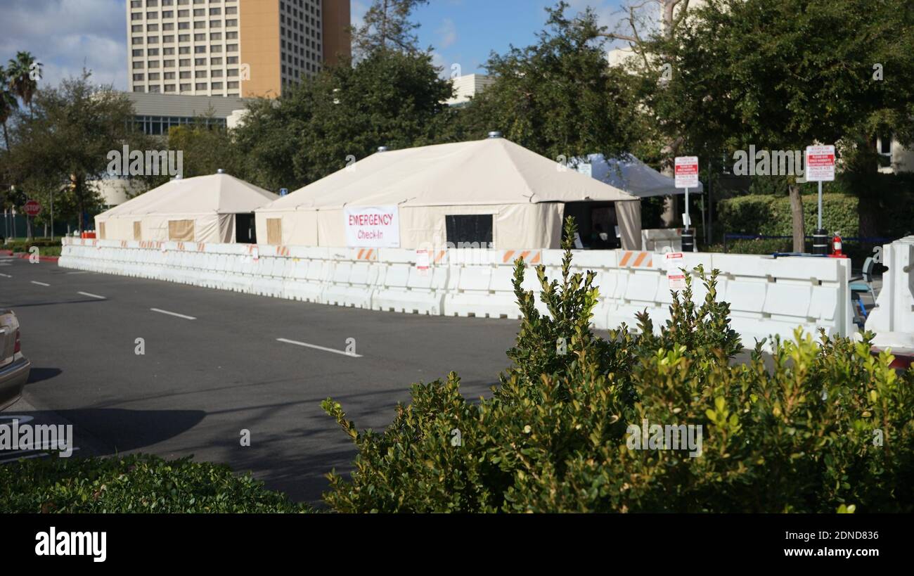 Irvine. Dezember 2020. Das am 17. Dezember 2020 aufgenommene Foto zeigt ein mobiles Feldlazarett im medizinischen Zentrum der UC (University of California) Irvine, Orange County, USA. Orange County im Süden Kaliforniens führte mobile Feldkrankenhäuser ein, während das Gebiet weiterhin neue Rekorde für Coronavirus-Diagnosen und Krankenhausaufenthalte aufstellte. Quelle: Zeng Hui/Xinhua/Alamy Live News Stockfoto