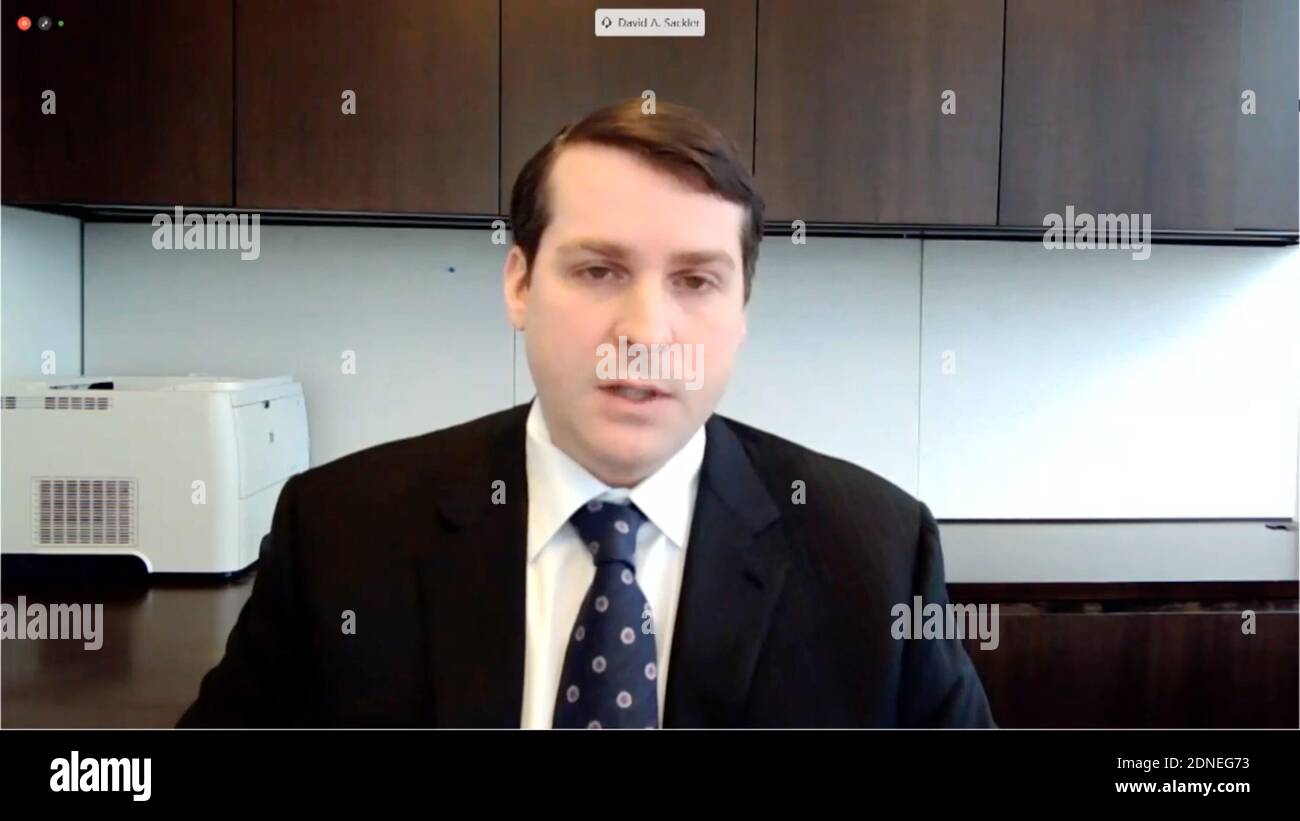 David Sackler, ehemaliges Mitglied des Verwaltungsrats (2012 bis 2018), Purdue Pharma L.P., bezeugt virtuell während der virtuellen Anhörung des US-Repräsentantenausschusses für Aufsicht und Reform „die Rolle von Purdue Pharma und der Sackler-Familie bei der Opioidepidemie“ in Washington, DC am Donnerstag, 17. Dezember 2020. Es wird behauptet, dass Purdue Pharma und Mitglieder der Sackler-Familie die landesweite Opioid-Epidemie jahrzehntelang angespornet haben, indem sie Purdue-Führungskräfte dazu ermutigten, den Markt mit OxyContin, dem hochgradig süchtig machenden Schmerzmittel, zu übertonen.Quelle: US House TV via CNP weltweit Stockfoto