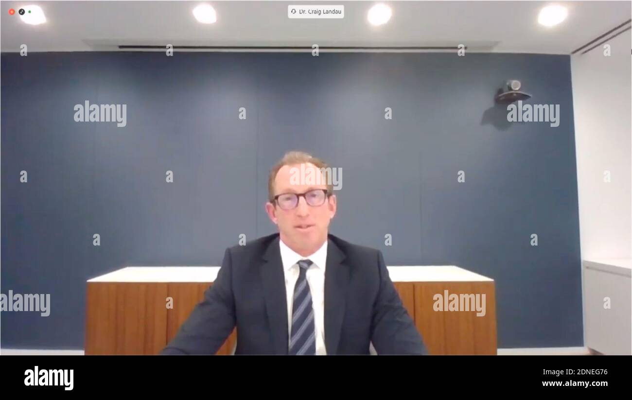 Craig Landau, President und CEO von Purdue Pharma L.P., bezeugt virtuell während der virtuellen Anhörung des US-amerikanischen Repräsentantenhauses „die Rolle von Purdue Pharma und der Sackler-Familie bei der Opioidepidemie“ in Washington, DC am Donnerstag, 17. Dezember 2020. Es wird behauptet, dass Purdue Pharma und Mitglieder der Sackler-Familie die landesweite Opioid-Epidemie jahrzehntelang angespornet haben, indem sie Purdue-Führungskräfte dazu ermutigten, den Markt mit OxyContin, dem hochgradig süchtig machenden Schmerzmittel, zu übertonen.Quelle: US House TV via CNP weltweit Stockfoto