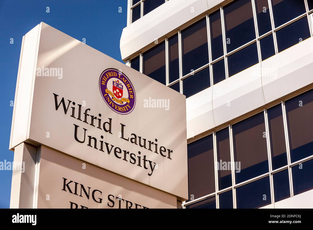 Wilfrid Laurier University Schild vor dem Gebäude Stockfoto