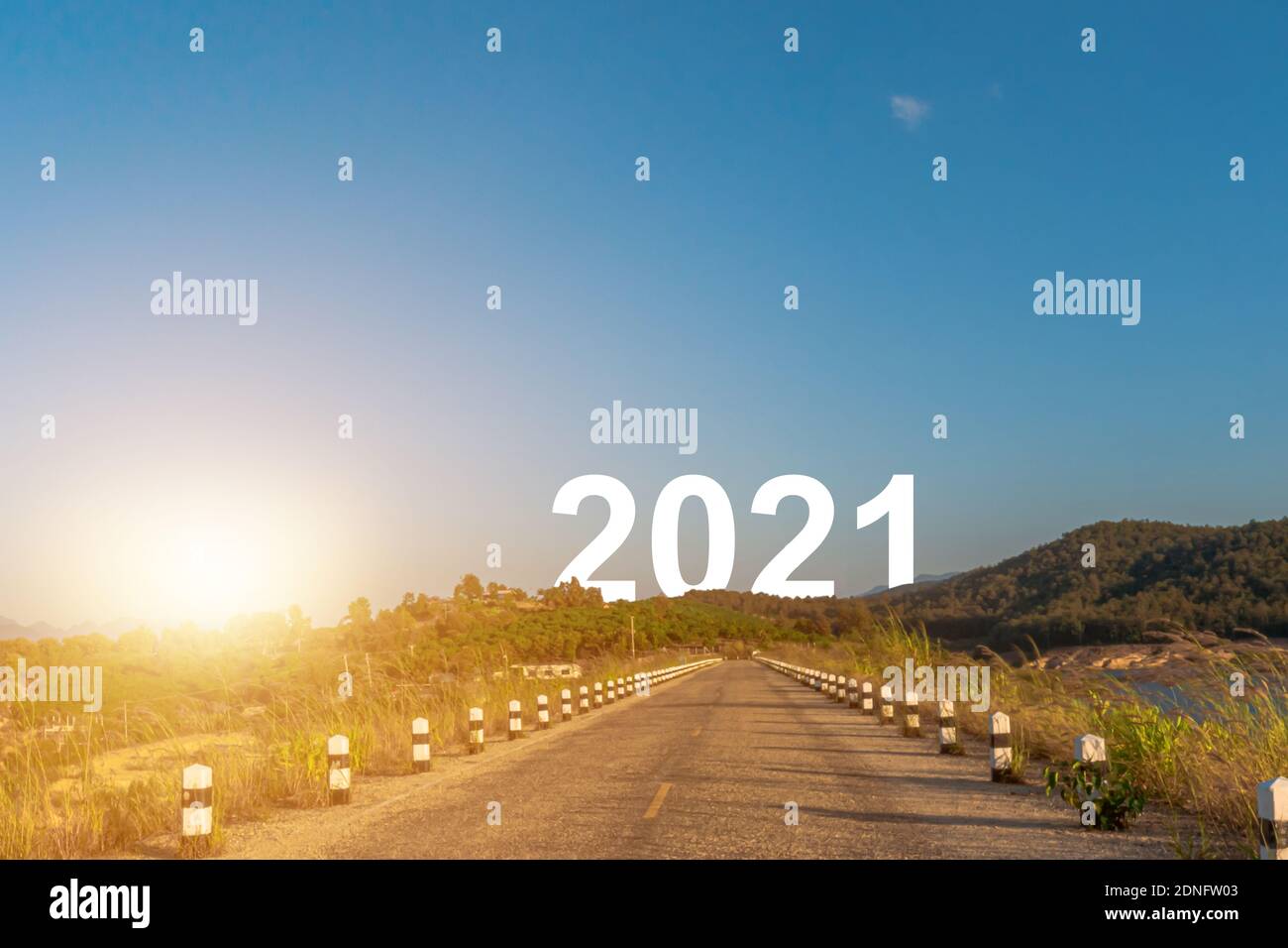Naturlandschaft mit asphaltierter Straße, die zum glücklichen neuen Jahr 2021 führt. Konzept für den Start ins neue Jahr 2021. Stockfoto