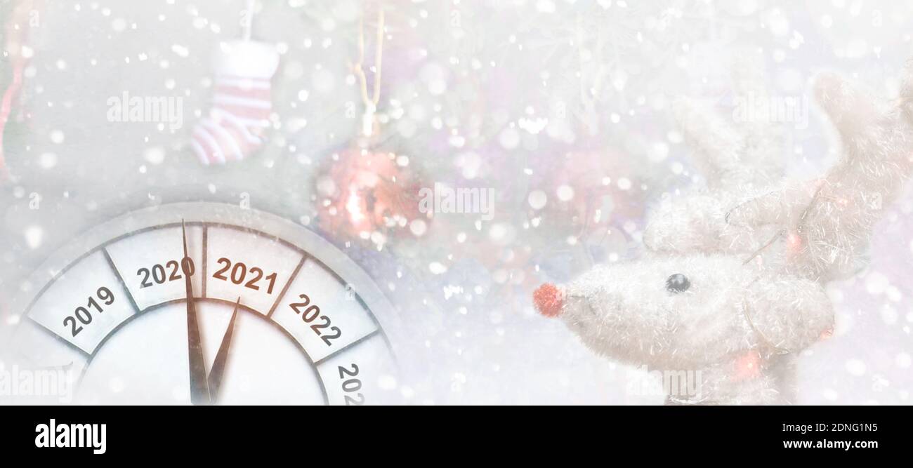 Countdown bis Mitternacht. Uhr des Feiertags zählt letzten Momente vor Weihnachten oder Neujahr 2021. Stockfoto