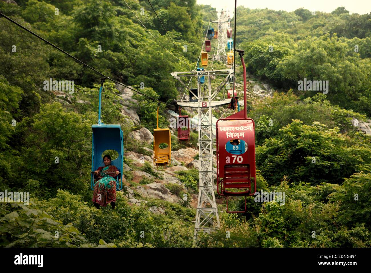 Rajgir, Bihar, Indien. Dezember 2020. Die bestehende Sesselbahn, die nach Vishwa Shanti Stupa auf dem Ratnagiri Hill in Rajgir führt (im Bild), wird bald einen Heritage Status bekommen, sobald eine neue Kabinenbahn einsatzbereit ist. Mindestens 22 neue Kabinen sind bereits aus Österreich importiert, sagte ein lokaler Beamter, wie Times of India am 29. November berichtete. Jede Kabine wird acht Sitzplätze haben, mit denen Kinder unter 10 Jahren und ältere Menschen die Fahrt zur Shanti Stupa genießen können. Stockfoto