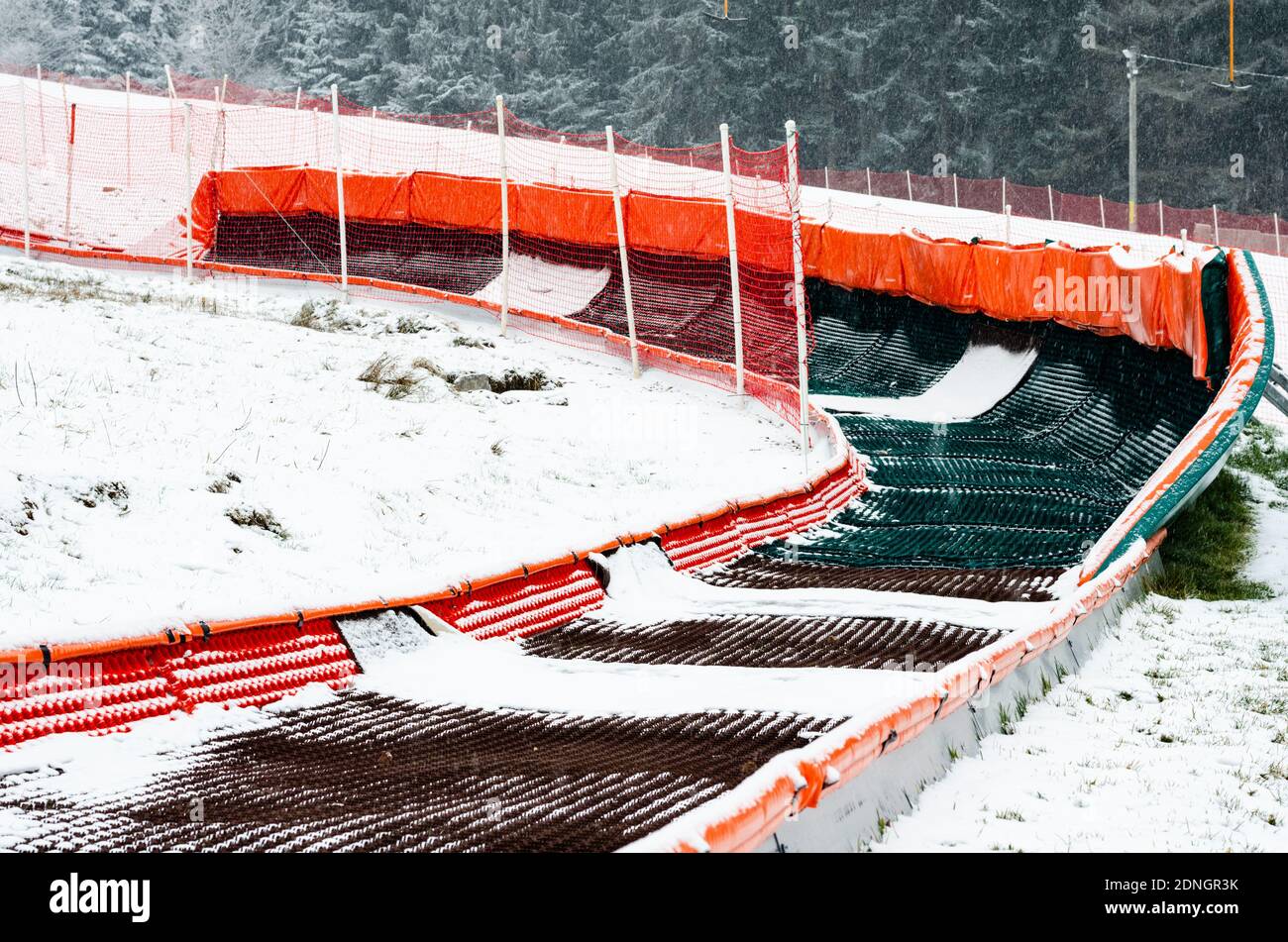 Orange knstliche Trockenpiste zum Rodeln und Skifahren Stockfotografie -  Alamy