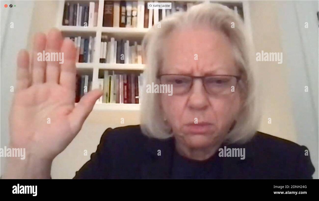 Dr. Kathe Sackler, ehemaliger Vizepräsident und Mitglied des Verwaltungsrats (1990 bis 2018), Purdue Pharma L.P. ist vereidigt, während der virtuellen Anhörung „die Rolle von Purdue Pharma und der Familie Sackler in der Opioidepidemie“ des US-Repräsentantenhauses in Washington, DC, USA am Donnerstag, 17. Dezember 2020. Es wird behauptet, dass Purdue Pharma und Mitglieder der Sackler-Familie die landesweite Opioid-Epidemie jahrzehntelang angespornet haben, indem sie Purdue-Führungskräfte dazu ermutigten, den Markt mit OxyContin, dem hochgradig süchtig machenden Schmerzmittel, zu übertonen. Foto von US House TV über CNP/ABA Stockfoto