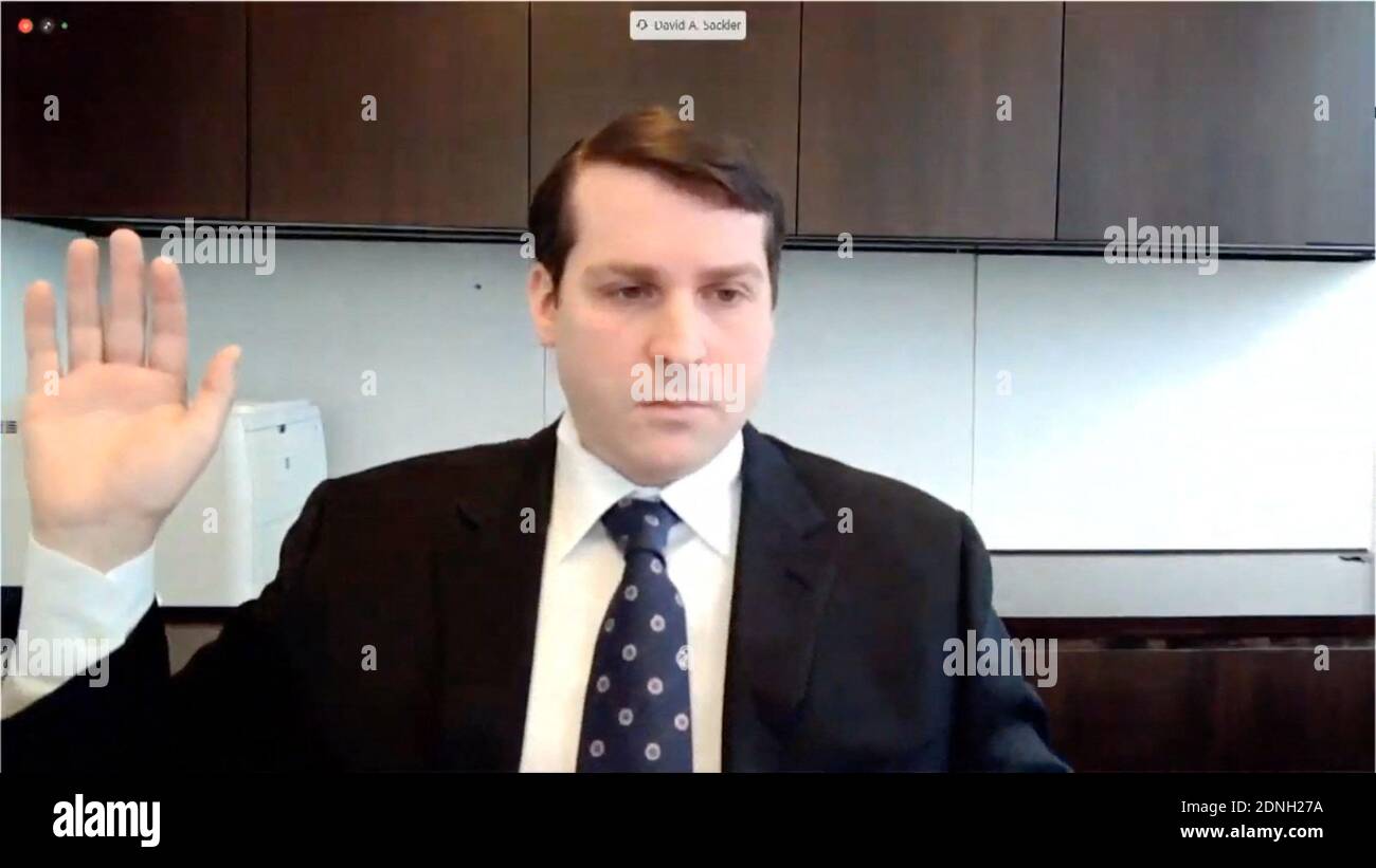 David Sackler, ehemaliges Mitglied des Verwaltungsrats (2012 bis 2018), Purdue Pharma L.P., ist vereidigt, während der virtuellen Anhörung „die Rolle von Purdue Pharma und der Sackler-Familie in der Opioid-Epidemie“ am Donnerstag in Washington, DC, USA, im US-Repräsentantenhaus des Ausschusses für Aufsicht und Reform, virtuell zu bezeugen. Dezember 17, 2020. Es wird behauptet, dass Purdue Pharma und Mitglieder der Sackler-Familie die landesweite Opioid-Epidemie jahrzehntelang angespornet haben, indem sie Purdue-Führungskräfte dazu ermutigten, den Markt mit OxyContin, dem hochgradig süchtig machenden Schmerzmittel, zu übertonen. Foto von US House TV via CNP/ABACAPRESS.COM Stockfoto