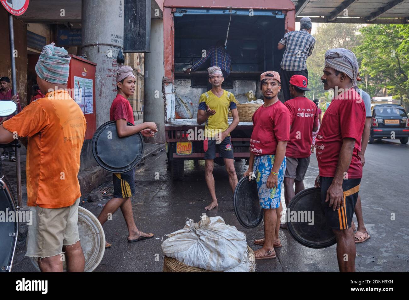 Wanderarbeiter aus Nordindien & Maharashtra arbeiten als Träger, um Fische in Züge zu laden, außerhalb der Chhatrapati Shivaji Maharaj Station Stockfoto