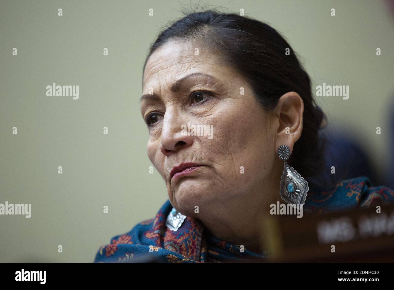 Datei Foto vom 9. Januar 2020 von US-Repräsentant deb Haaland (Demokrat von New Mexico) nimmt am House Committee on Oversight and Reform auf dem Capitol Hill in Washington DC, USA, Teil. Joe Biden hat den US-Gesetzgeber deb Haaland zum Innenminister gewählt. Haaland, eine progressive demokratische Kongressabgeordnete aus New Mexico seit 2019, wäre der erste Kabinettsekretär der amerikanischen Ureinwohner und einer der ersten Indianer, die jemals in einem US-Kabinett Dienst. Foto von Stefani Reynolds/CNP/ABACAPRESS.COM Stockfoto