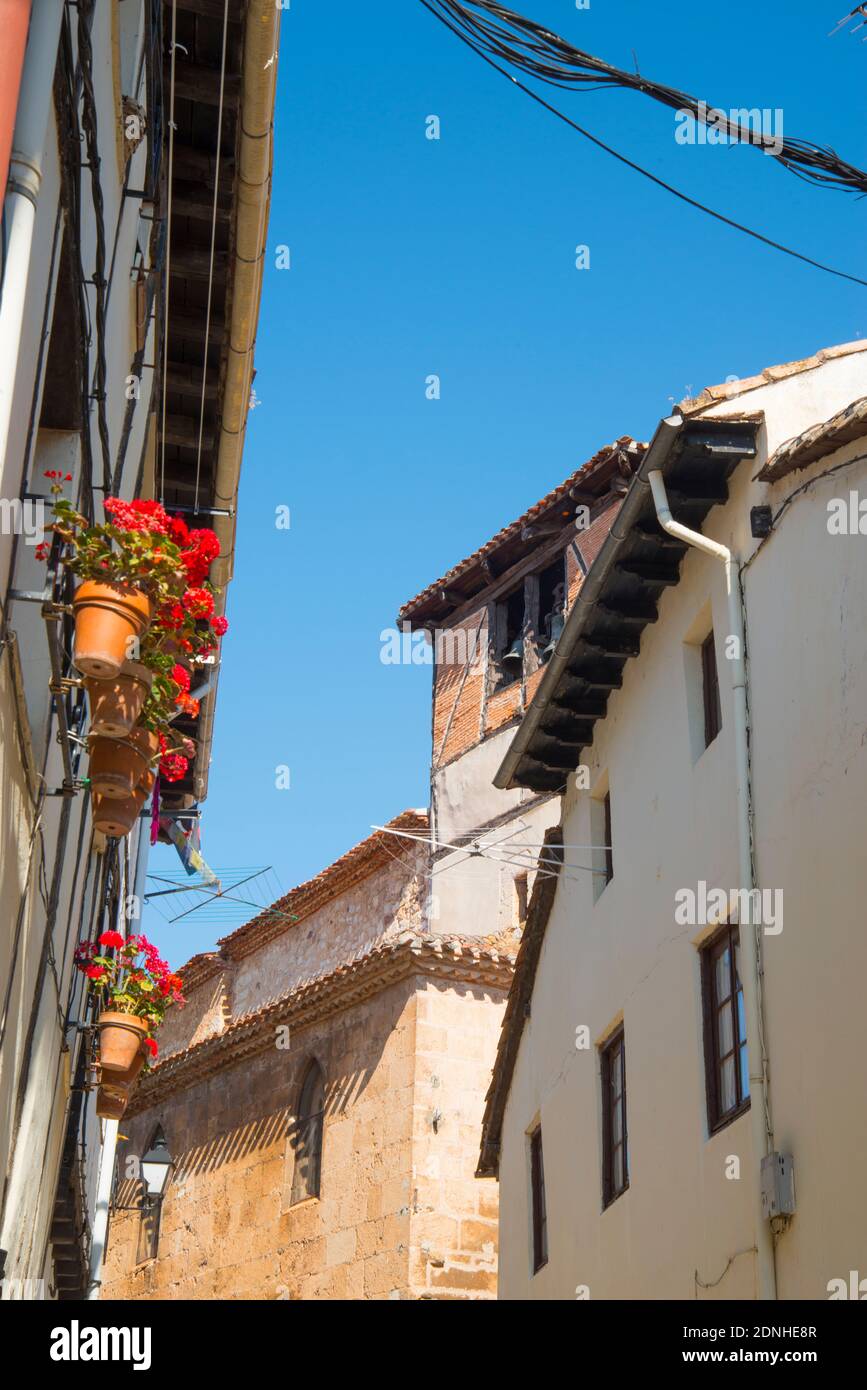 Straße und Santo Tomas Kirche. Covarrubias, Provinz Burgos, Castilla Leon, Spanien. Stockfoto