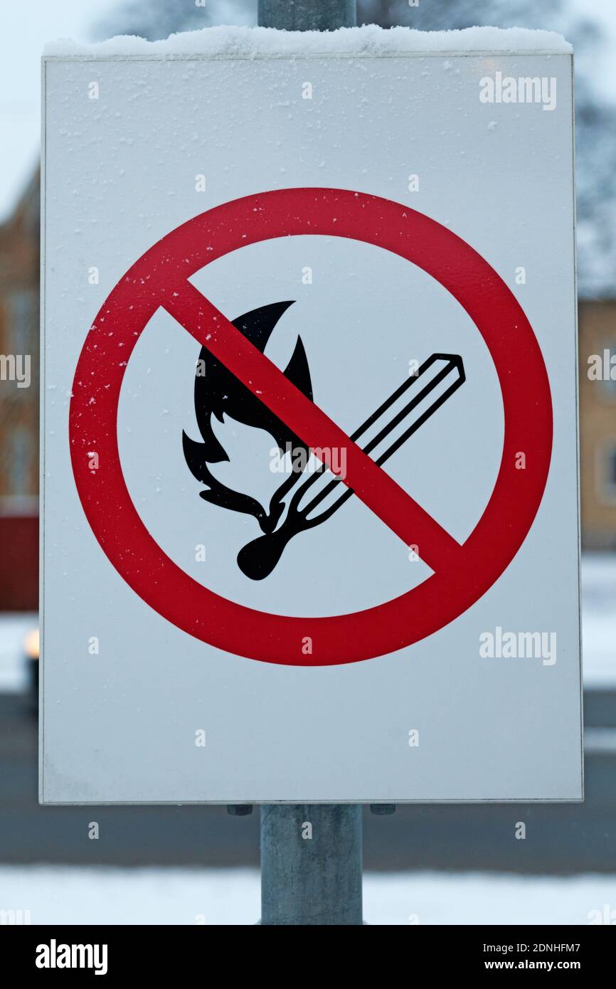 schild, das offenes Feuer verbietet oder etwas anzündet Stockfoto