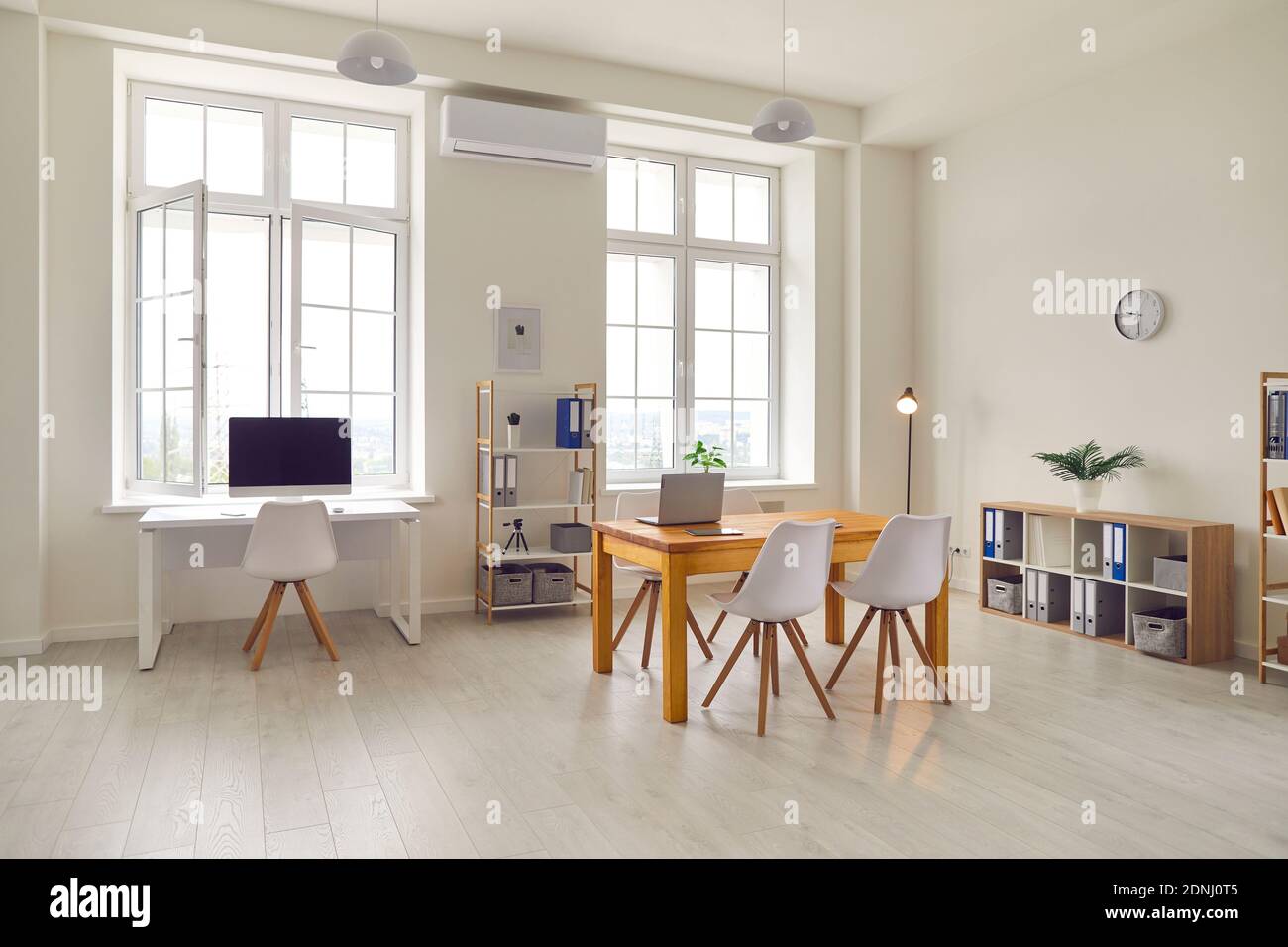 Einrichtung eines modernen Geschäftsbüros oder Arbeitsplatzes Stockfoto