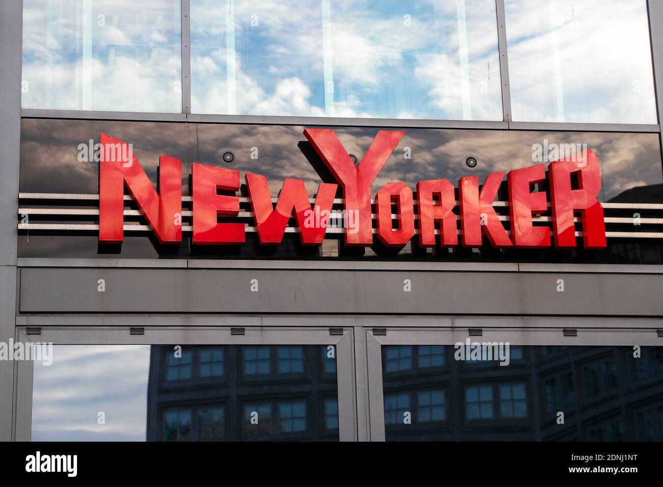 Berlin, Deutschland. Dezember 2020. Das Logo des Shops 'NewYorker' am Alexanderplatz. Quelle: Gerald Matzka/dpa-Zentralbild/ZB/dpa/Alamy Live News Stockfoto