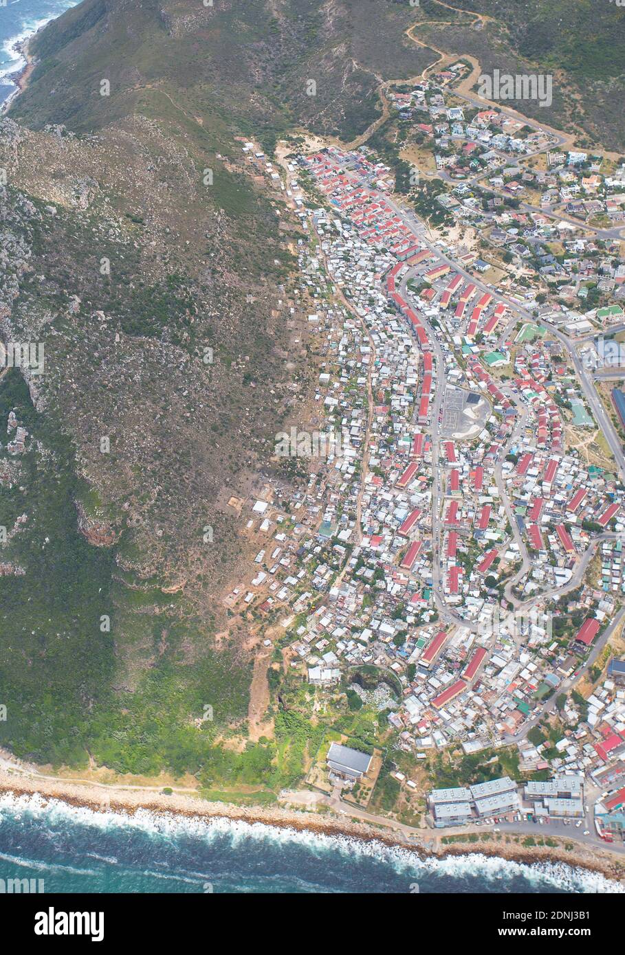 Kapstadt, Westkap / Südafrika - 11/26/2020: Luftaufnahme von Hangberg Stockfoto