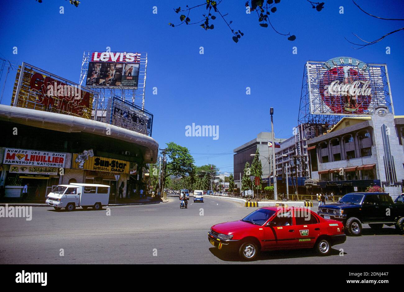 Verkehr auf dem Fuente Osmana Circle mit Blick auf den Osmena Boulevard in Cebu City auf der Insel Cebu in der Region Central Visayas auf den Philippinen. Stockfoto
