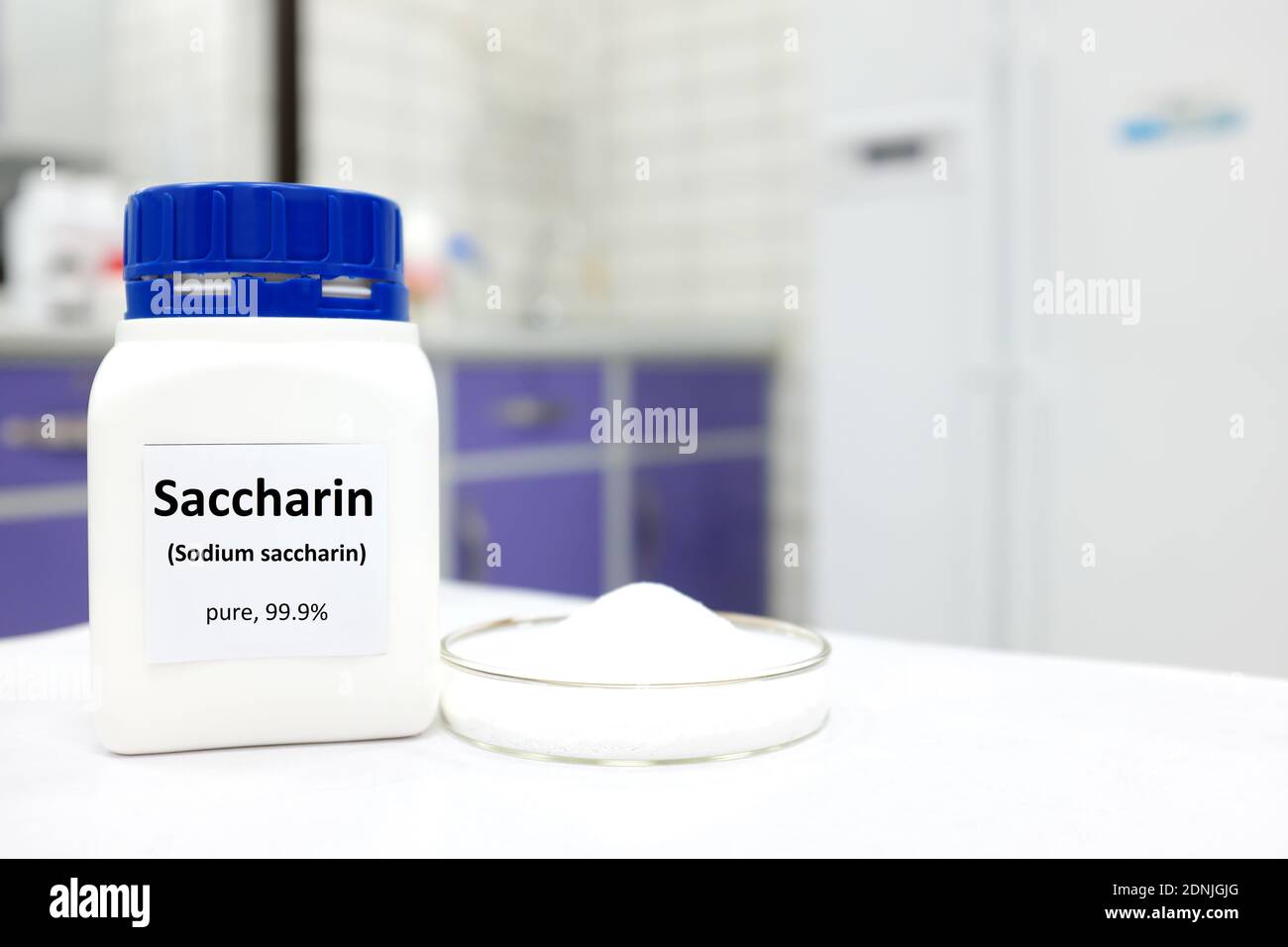 Selektiver Fokus einer Flasche reines Natrium Saccharin knstlicher  Sstoff Zuckerersatz. Weier Laborhintergrund mit Kopierbereich  Stockfotografie - Alamy