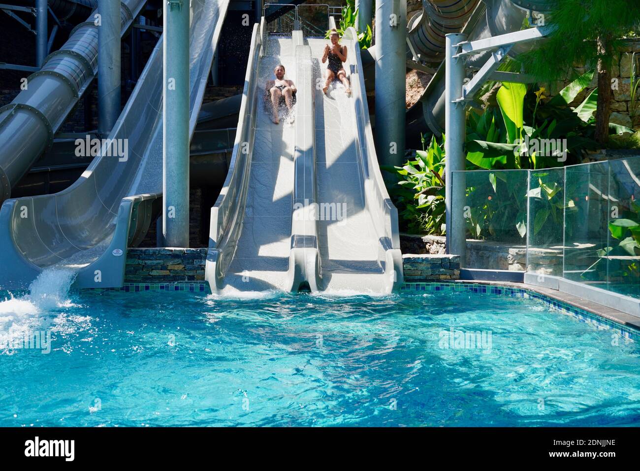 Wasserrutsche am Aquapark. Sommerurlaub. Stockfoto