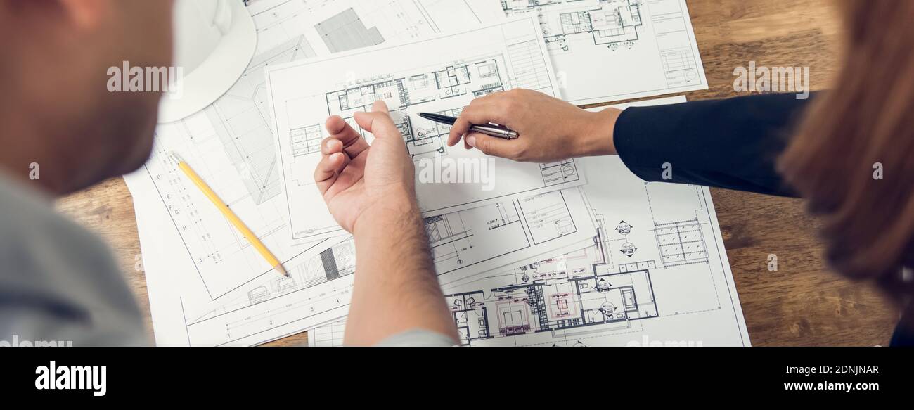Ingenieur und Architekt diskutieren über Blaupause Layout Design von Elektrizität Planen Sie vor der Bauausführung Stockfoto Ingenieur und Architekt diskutieren über Blaupause Layout Design von Elektrizität Planen Sie vor der Bauausführung Stockfoto