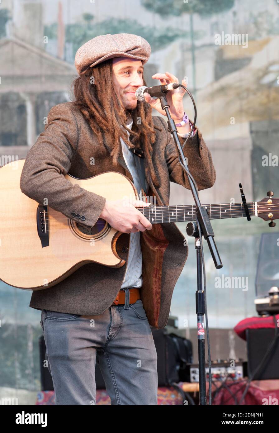 Der in Manchester lebende Musiker JP Cooper tritt beim Larmer Tree Festival in Großbritannien auf Stockfoto