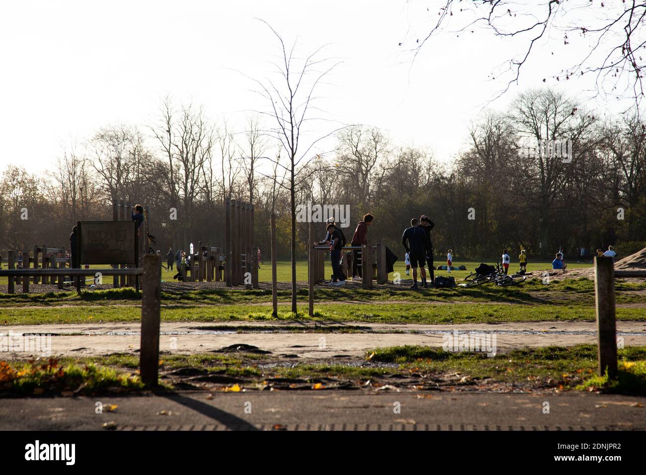 Gym on Clapham Common on Winters Morning - London Großbritannien Stockfoto Gym on Clapham Common on Winters Morning - London Großbritannien Stockfoto