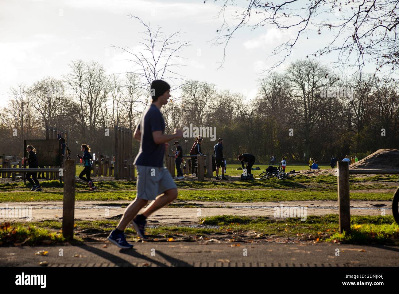 Fitness-Studio und Bewegung auf Clapham Common on Winters Morning - London, Großbritannien Stockfoto Fitness-Studio und Bewegung auf Clapham Common on Winters Morning - London, Großbritannien Stockfoto