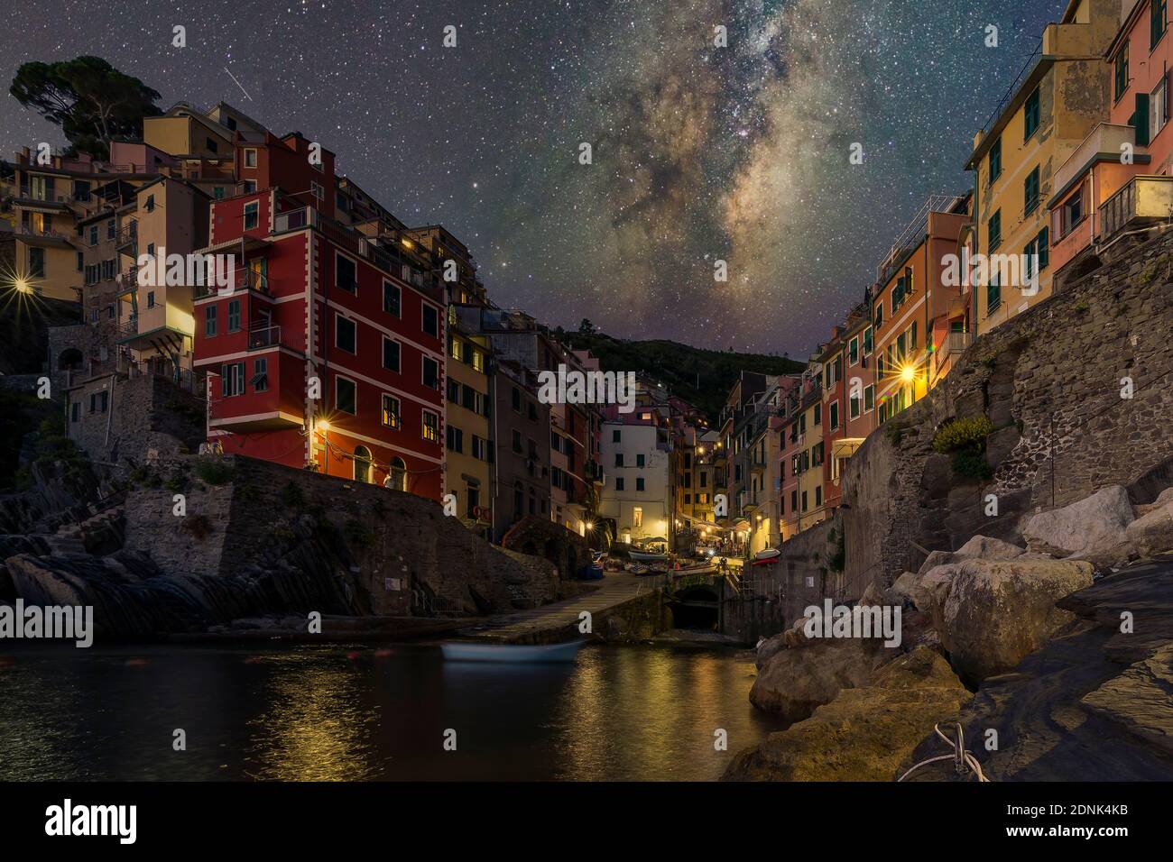 Die charakteristischen Cinque Terre Dorf Riomaggiore, unter einem schönen Sternenhimmel, Ligurien, Italien Stockfoto