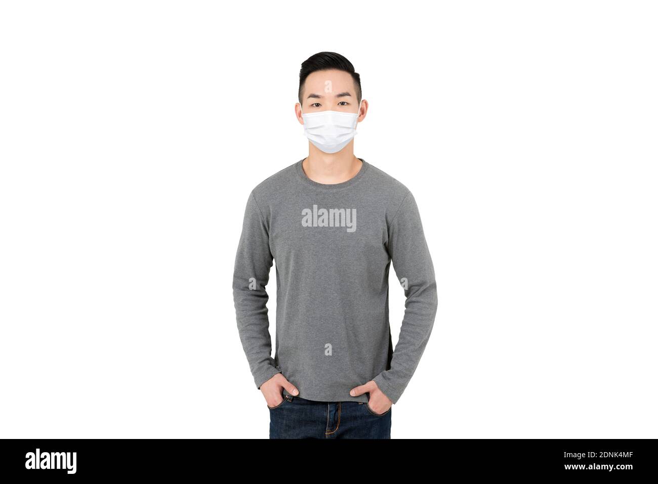 Junge asiatische Mann trägt medizinische Gesichtsmaske isoliert auf weiß Hintergrund für Covid-19 Schutz und neue normale Konzepte Stockfoto