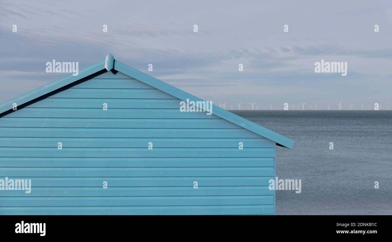 Einfaches Bild der Strandhütte mit Blick auf das Meer Windpark am Horizont Stockfoto