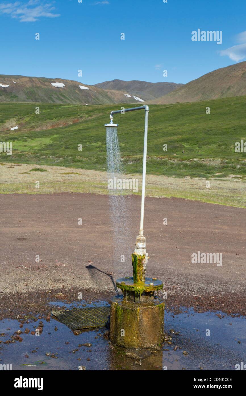 Dusche mit heißem Wasser am zentralen Vulkan Krafla bei Myvatn, Island Stockfoto