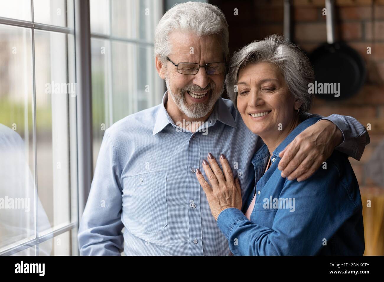 Liebevolle ältere Familie Paar genießen zarten süßen Moment. Stockfoto