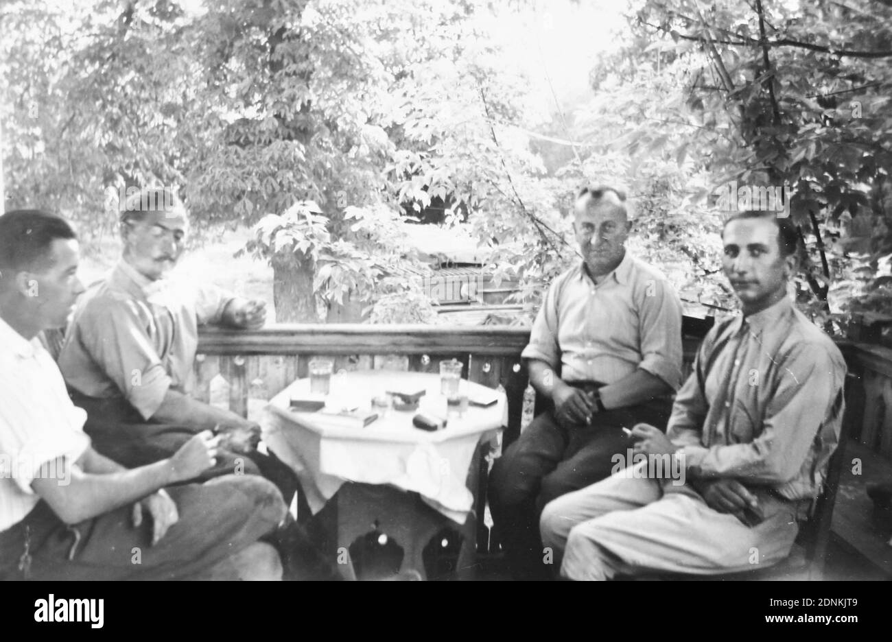 Deutsche Offiziere am Tisch auf der Krim in den 1940er Jahren. Deutsche Soldaten während des Zweiten Weltkriegs. Stockfoto