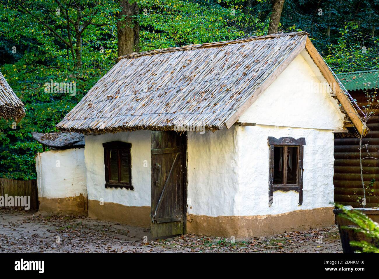 Traditionelles weißes slawisches Haus mit Strohdach. Stockfoto