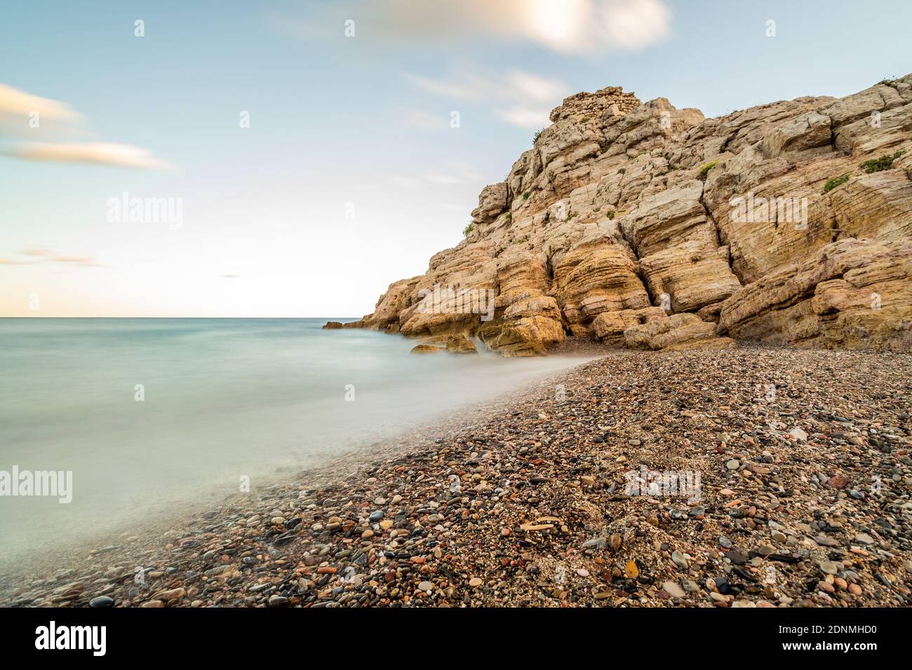 Felsige Klippe im Meer mit verschwommenem Wasser Stockfoto