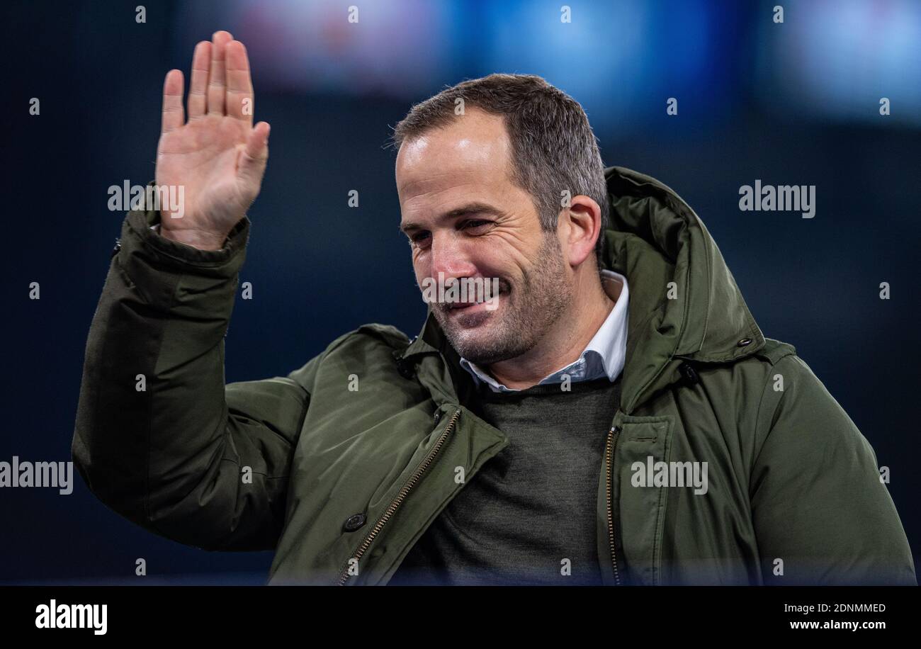 Gelsenkirchen, Deutschland. Dezember 2020. Fußball: Bundesliga, FC Schalke 04 - Bayer Leverkusen, Matchday 10 in der Veltins Arena. Schalkes Trainer Manuel Baum steht vor dem Spiel an der Seitenlinie und hebt die Hand. Nach konsequenten Medienberichten hat sich der Fußball-Bundesligisten FC Schalke 04 von Trainer Baum getrennt. Quelle: Guido Kirchner/dpa/Alamy Live News Stockfoto